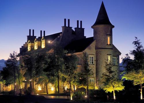 an old house with a tower on top at night at 法國小古堡-Chateau de France in Wujie