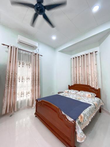 Tempat tidur dalam kamar di Ceiba View Homestay