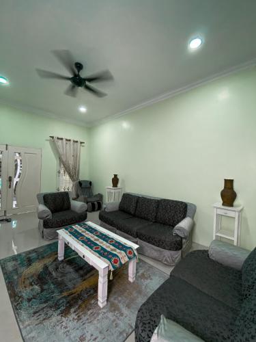 Ceiba View Homestay في دونجون: غرفة معيشة مع أريكة وطاولة