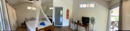 - une chambre avec un lit et une moustiquaire dans l'établissement Khao Sok Hill Top Resort, à Khao Sok