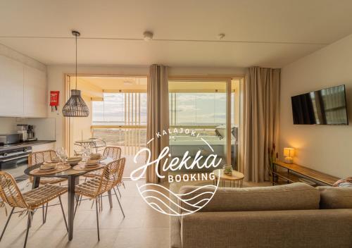 een woonkamer met een bank en een tafel bij Marina Resort Apartments by Hiekka Booking in Kalajoki