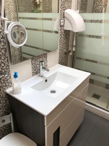 La salle de bains est pourvue d'un lavabo blanc et d'un miroir. dans l'établissement PUENTECUERVO, à Pancorbo