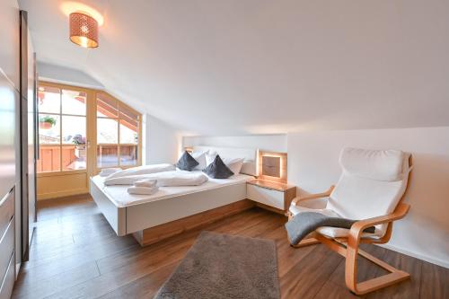 - une chambre avec un lit, une chaise et une fenêtre dans l'établissement Ferienwohnung Griabig, à Schwangau