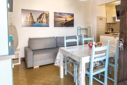 een woonkamer met een tafel en een bank bij M261 - Marcelli, trilocale ristrutturato con terrazzo vista mare pt in Marcelli
