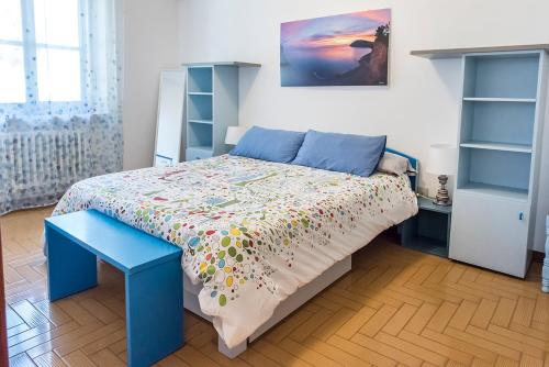 een slaapkamer met een bed met een kleurrijke sprei bij M261 - Marcelli, trilocale ristrutturato con terrazzo vista mare pt in Marcelli