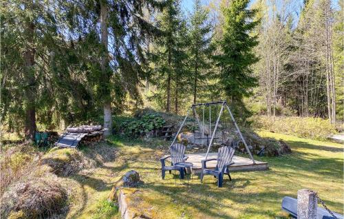 2 Stühle auf einer Schaukel im Garten in der Unterkunft 3 Bedroom Stunning Home In Fristad in Fristad