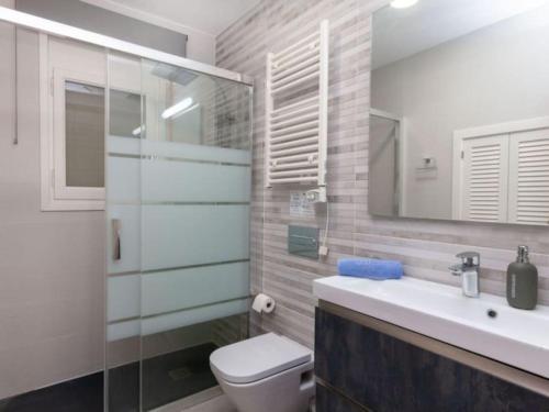 Koupelna v ubytování AMPLIO CHALET CON GRAN PISCINA