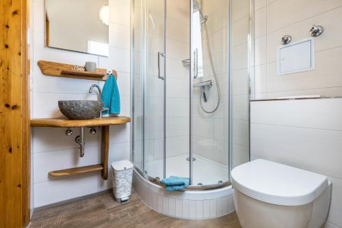 a bathroom with a shower and a toilet at Apartment Allerliebst in Albstadt
