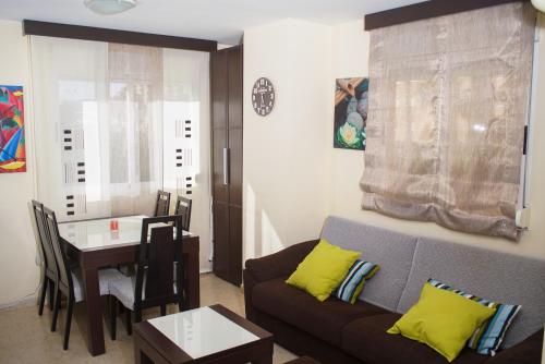 salon z kanapą i stołem w obiekcie 1ra Linea Playa Magic World Luxury Apartament PP3 Pet w mieście Oropesa del Mar