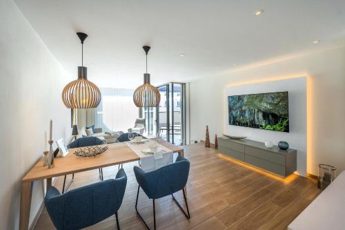 a dining room and living room with a table and chairs at Lichtenberg Lodges in Lichtenberg