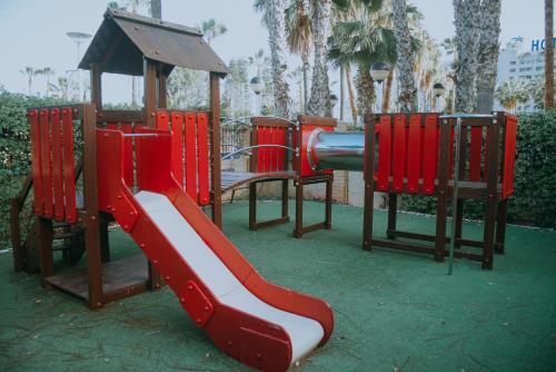 plac zabaw z czerwoną zjeżdżalnią i altaną w obiekcie 1ra Linea Playa Magic World Luxury Apartament PP3 Pet w mieście Oropesa del Mar