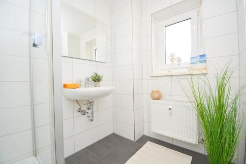 A bathroom at FO01-RI EG-Apartment für Facharbeiter in Forchheim