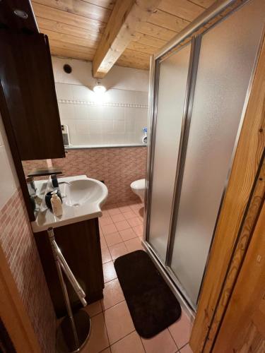 A bathroom at Grandze du Pleiney