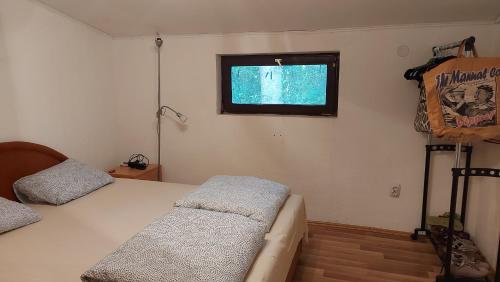 1 dormitorio con cama y ventana en Amazonka, en Sombor