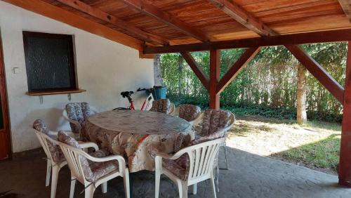mesa y sillas en una habitación con mesa en Amazonka, en Sombor