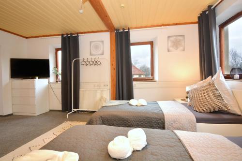 um quarto de hotel com duas camas e uma televisão em CO08-RI Apartment in Coburg 