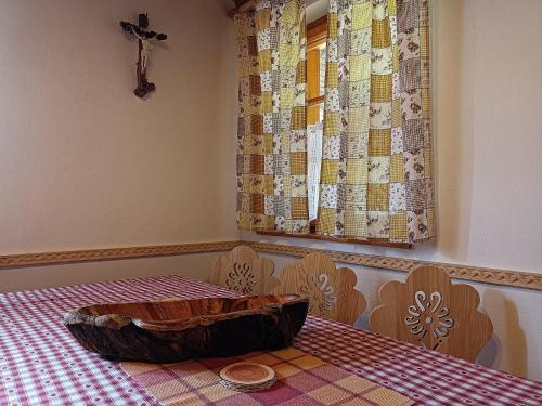 ein Zimmer mit einem Tisch und einer Schüssel darauf in der Unterkunft Chata Smrek a kontaktná MINI ZOO in Jezersko