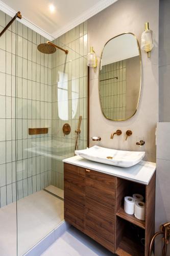 une salle de bain avec un lavabo et une douche dans l'établissement The Eiffel Tower Cosy Nest, à Paris