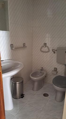 La salle de bains est pourvue de toilettes, d'un bidet et d'un lavabo. dans l'établissement Terra e Mar, à Amorosa