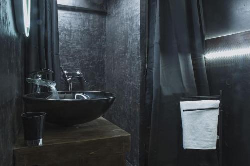 a black bathroom with a sink and a toilet at Joli appartement rénové dans le centre proche gare in Marseille