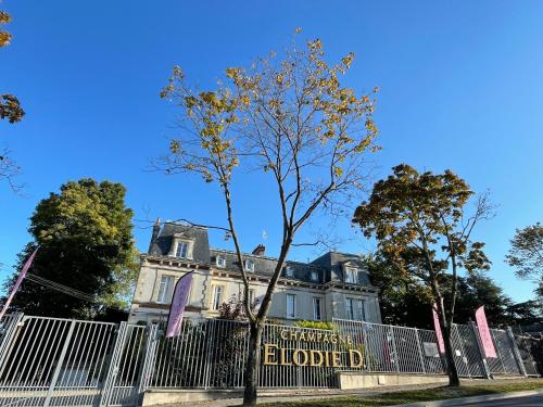 a building with a fence in front of it at La Demeure d'Élodie in Épernay