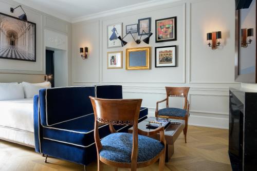 sala de estar con 1 cama y 2 sillas en Casa Violante Luxury Apartment, en Roma