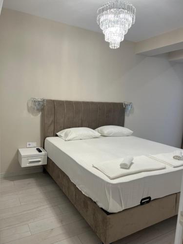 Ένα ή περισσότερα κρεβάτια σε δωμάτιο στο DELUXE APARTAMENTS DARIS-free parking