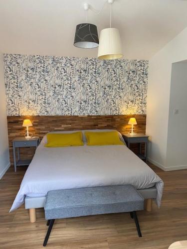 1 dormitorio con 1 cama, 2 mesas y 2 lámparas en LE CLOS DE LA VINIERE, en Jard-sur-Mer