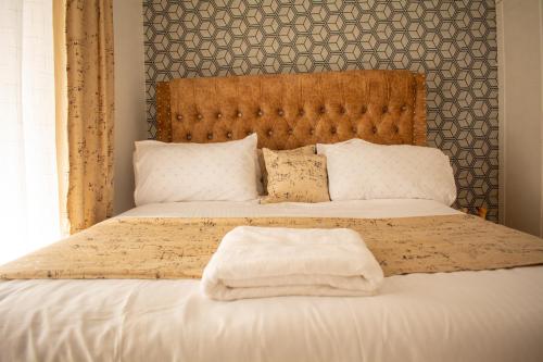 - un lit avec une couverture blanche dans l'établissement Lovely 1 Bedroom Fully Furnished Nakuru, à Nakuru