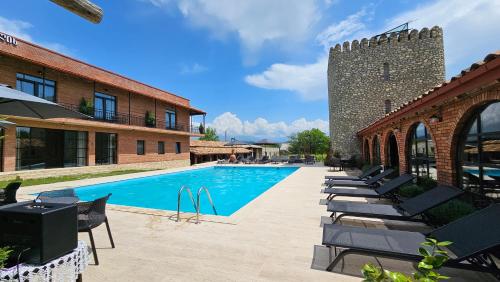 Bazén v ubytování Giorgi Ushikishvilis Chateau-Marani nebo v jeho okolí