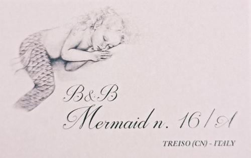 un dibujo de una mujer sosteniendo un vaso en B&B Mermaid n 16/a, en Treiso