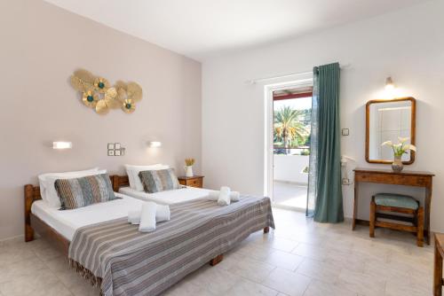 Emerald Hotel Leros tesisinde bir odada yatak veya yataklar