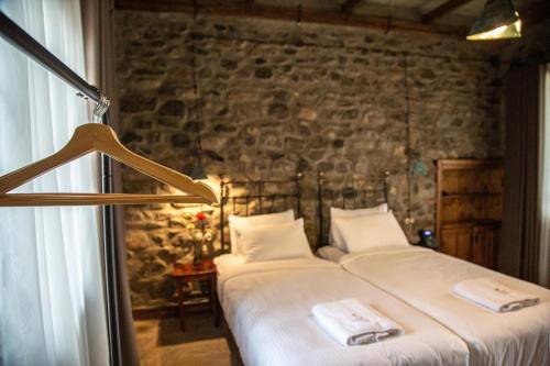 Postel nebo postele na pokoji v ubytování Giorgi Ushikishvilis Chateau-Marani
