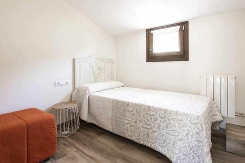 Habitación blanca con cama y ventana en Apartamento creativo VillaRubei Los Chorros, en Villarroya de los Pinares