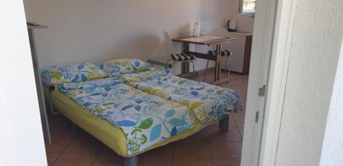 Apartments LAGUNA 20, 20A في إيزولا: سرير صغير في غرفة مع طاولة