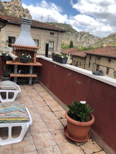 a balcony with a table and potted plants on it at PUENTECUERVO in Pancorbo