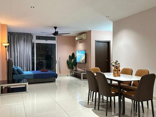 1 dormitorio y sala de estar con mesa de comedor. en KSL 2Bedroom with WiFi Netflix 58 inch TV high floor balcony en Johor Bahru
