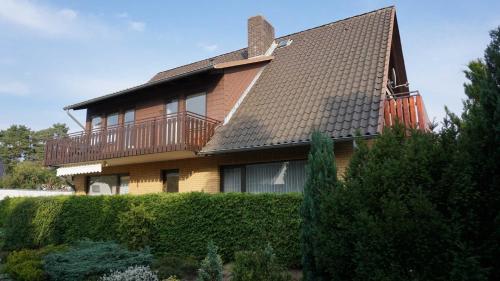 una casa grande con techo de gambrel en Ferienwohnungen Matthias Schröder en Bad Bevensen