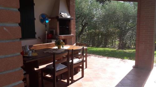 een patio met een tafel en stoelen en een raam bij Casa Alba in Altopascio