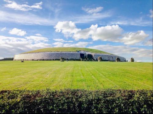 ein großes Gebäude auf einem Feld mit grünem Gras in der Unterkunft Gems in Ratoath in Ratoath