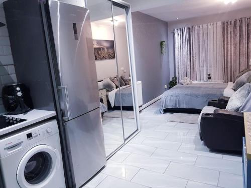 a kitchen with a washer and dryer in a room at Burburry Studio Apartments in Cleethorpes