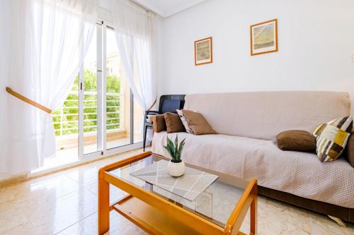 een woonkamer met een bank en een tafel bij Vallejos ID58 in Torrevieja