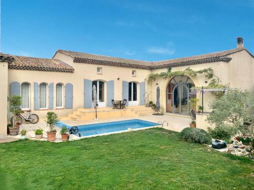 a house with a swimming pool in a yard at Villa du Soleil en Provence sur le Domaine du Golf de Pont Royal in Mallemort