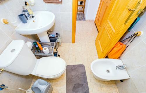 een badkamer met een wit toilet en een wastafel bij Vallejos ID58 in Torrevieja