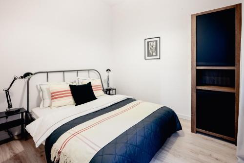 - une chambre dotée d'un grand lit avec des draps et des oreillers blancs dans l'établissement Apartamenty Pamiątkowa 11, 2 rooms, self check in 24h, à Poznań