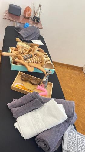 a table topped with two trays of clothes and glasses at da Lilia in Salute&Bellezza in Monfalcone