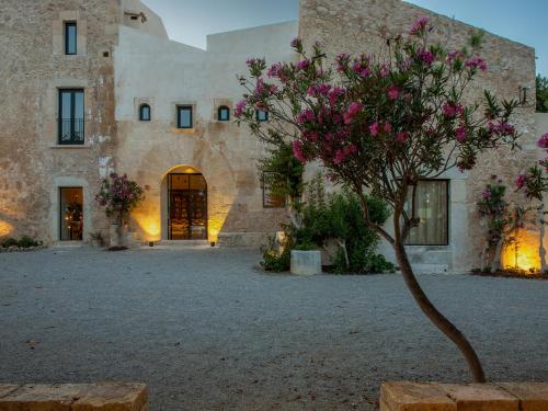 ein Gebäude mit einem Baum davor in der Unterkunft The Lodge Mallorca, Small Luxury Hotels in Sa Pobla