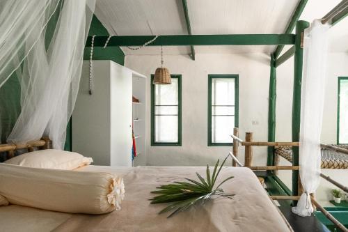um quarto com uma cama e uma rede mosquiteira em Leela Garden Resort em Ban Nok