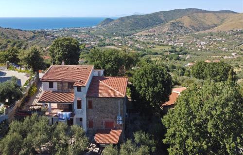 eine Luftaufnahme eines Hauses mit Bergen im Hintergrund in der Unterkunft Elegante villa panoramica con giardino e idromassaggio a 10 minuti dal mare in Castellabate