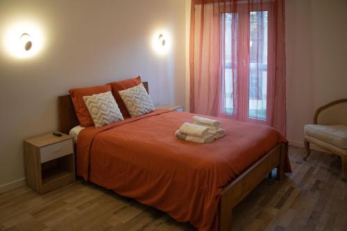 une chambre avec un lit avec un ours en peluche dessus dans l'établissement Appartement en résidence Le Mans, au Mans